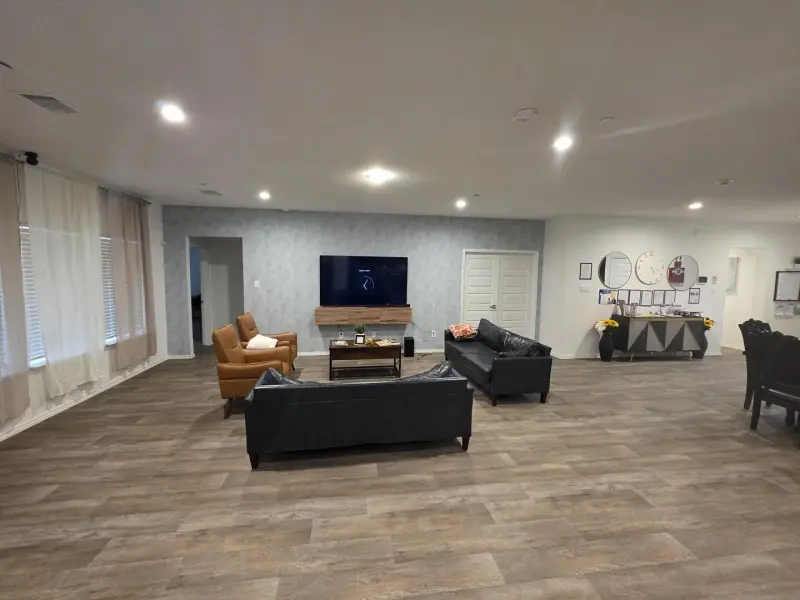 Assisted living services Richmond Texas - Golden Pheasant Chalet common area